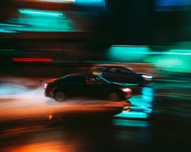 Závody automobilů v noci