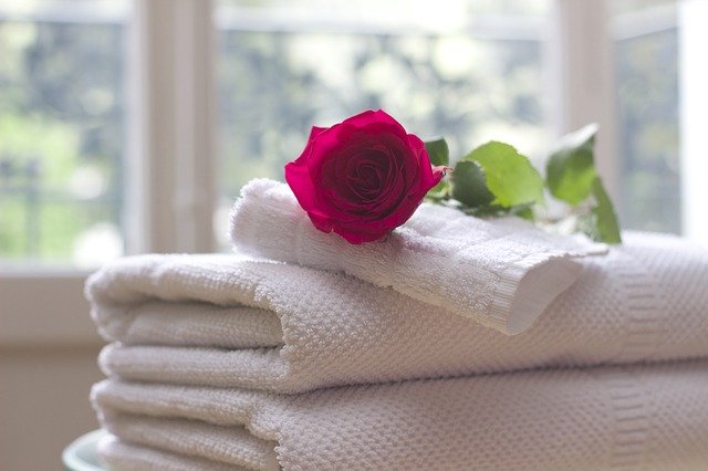 bílé ručníky a růže